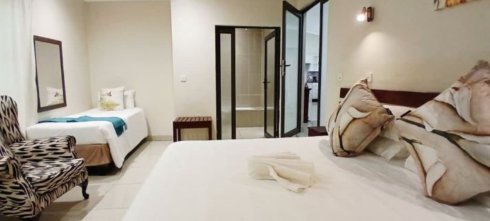 7 Roomed Boutique Safari Lodge-Chobe Sunset Chalets Hotels in Chobe