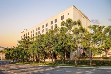 Hotel Zessa Orange County Airport, a DoubleTree by Hilton