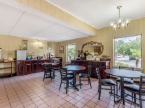 Econo Lodge Inn & Suites Hotels in Lugoff