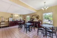 Econo Lodge Inn & Suites Hotels in Camden