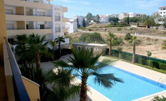 C02 - Luxury 3 Bed with Pool View