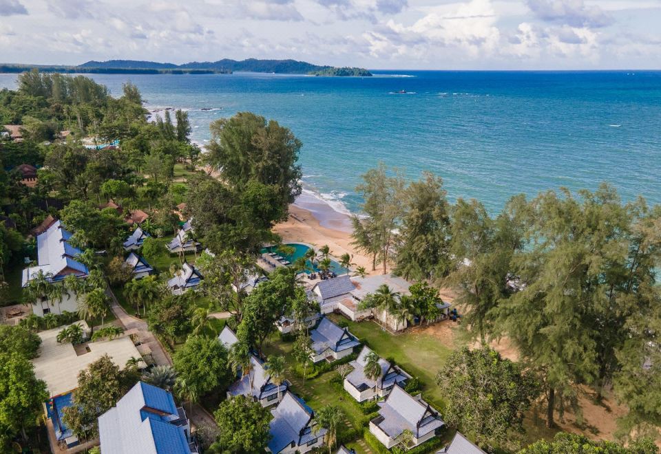 카오락 에메랄드 비치 리조트 & 스파의 넓은 객실 내부