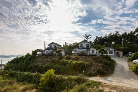 Seosan Seosan Beach Pension Отели рядом с достопримечательностью «Beolcheon Auto Campground»