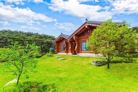 Taean Forest Cabins Pension Отели рядом с достопримечательностью «Kkotji Beach»