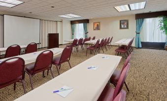 Holiday Inn Express & Suites Charleston-Southridge