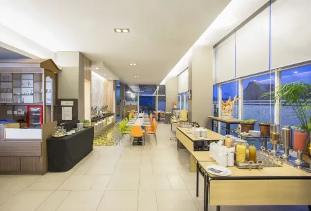 Khas Tegal Hotel Отели рядом с достопримечательностью «Tek Hay Kiong Temple»