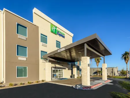 Holiday Inn Express & Suites Bastrop Отели в г. Бастроп