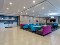 La Quinta Inn & Suites by Wyndham Shorewood Hotels in Will County