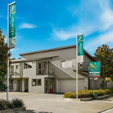 Quality Suites Amore Hotels near Riccarton