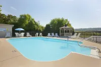 Ramada by Wyndham Pelham - Pools