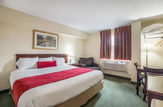 Knights Inn Orillia Отели рядом с достопримечательностью «Парк Каучичинг Бич»