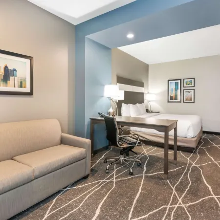 La Quinta Inn and Suites by Wyndham Houston Spring South