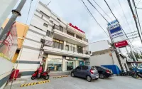 RedDoorz near Angeles University Foundation Hotels in 