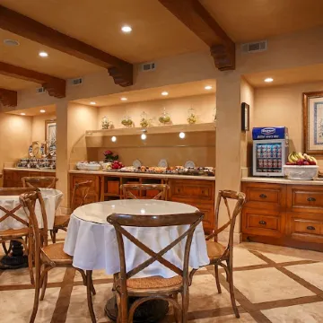 Best Western Plus Sunset Plaza Hotel Отели рядом с достопримечательностью «Улица Сансет-стрип»