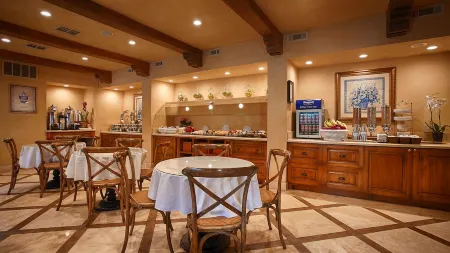 Best Western Plus Sunset Plaza Hotel Отели рядом с достопримечательностью «West Hollywood Chamber of Commerce»