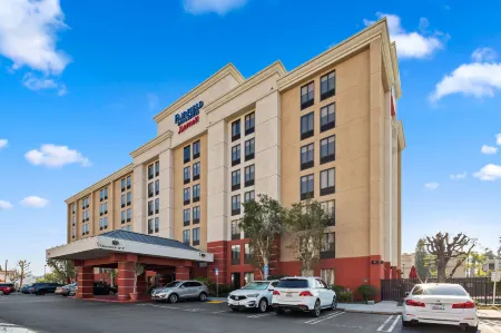 Fairfield Inn & Suites Anaheim North Buena Park Отели рядом с достопримечательностью «Jain Centre of Southern California»