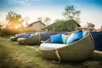 Meghauli Serai Chitwan National Park - A Taj Safari Lodge فنادق في Kumarwarti
