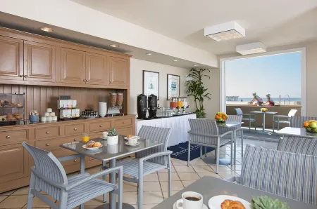 Beach House Hotel at Hermosa Beach Отели рядом с достопримечательностью «Hermosa Beach Pier»