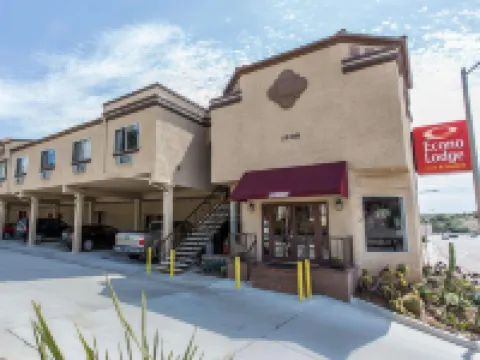 エコノ ロッジ イン & スイーツ フォールブルック ダウンタウン フォールブルックのホテル