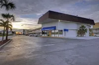 Motel 6 Cocoa Beach, FL - parking
