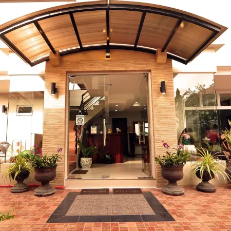 Harbour Gardens Tourist Inn Отели рядом с достопримечательностью «Bohol National Museum»