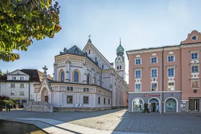 Hotel Seeblick Hotel berhampiran Evangelisch-Lutherische Pauluskirche Traunreut