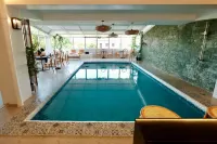 Beds & Friends Hostel Mactan with Pool and Bar