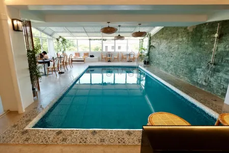 Beds & Friends Hostel Mactan with Pool and Bar