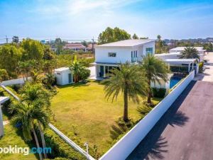 Modern 3 Bedroom Pool Villa! (PG19)