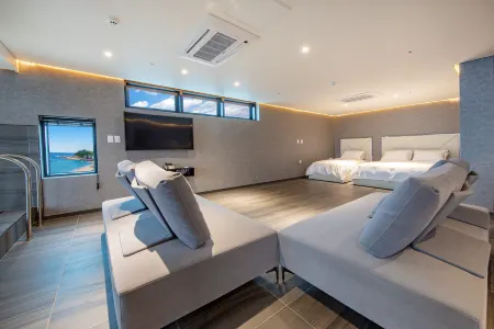 Soakcho Pool View Spa Pool Villa Отели рядом с достопримечательностью «Sokcho City Museum & Displaced Civilians Folk Village»