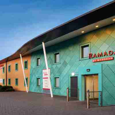 Ramada by Wyndham Cobham Hotel Exterior