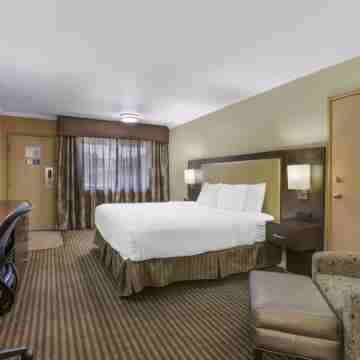 Royal Sun Inn & Suites Rooms