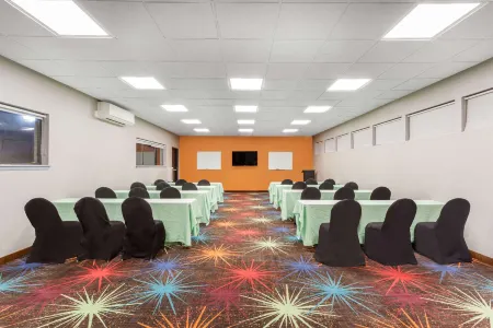 Days Inn by Wyndham Woodbury Long Island Отели в г. Джерико