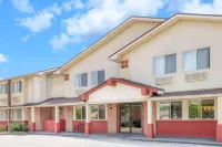 Super 8 by Wyndham Kingston - parking