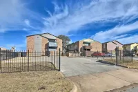 Fort Worth Home w/ Patio: 5 Mi to Dtwn! - Condos