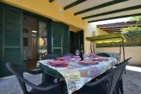 Villetta Gianira con giardino ombreggiato e climatizzatore Pt58