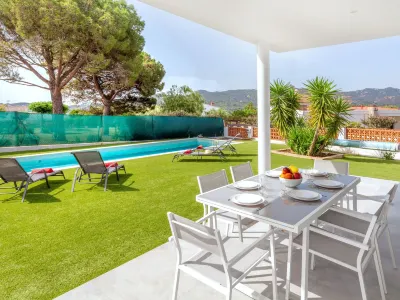 Almendro Hotels near La Santa Market