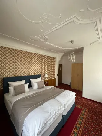 Hotel Garni Ratstube Отели в г. Мюнзинген