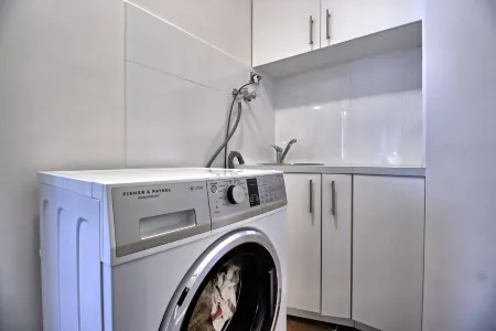 Modern North Adelaide 2 Bedroom w/Wifi + Parking Отели рядом с достопримечательностью «Light's Vision»