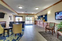 Baymont by Wyndham Galesburg - parking