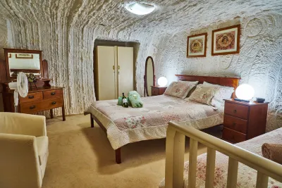 Underground Bed & Breakfast Hotel dekat Spaceship from Pitch Black