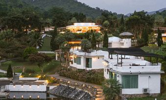 Swiss Valley Hip Resort - Housity