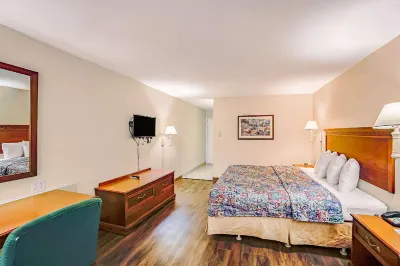 Clarion Pointe Marshall Hotels in Marshall