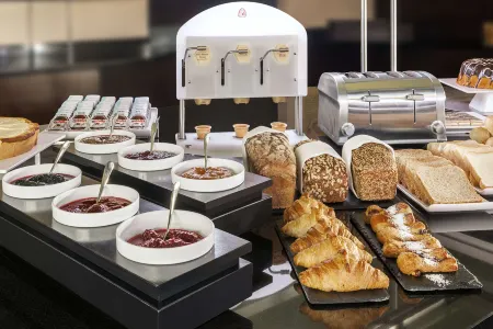 NH Berlin Potsdamer Platz Отели рядом с достопримечательностью «КПП Чарли»