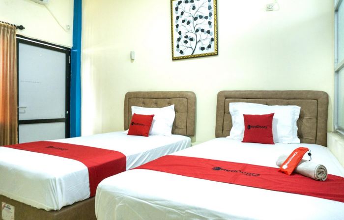 RedDoorz Near H. Hasan Aroeboesman Airport