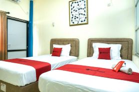 RedDoorz Near H. Hasan Aroeboesman Airport