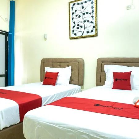 RedDoorz Near H. Hasan Aroeboesman Airport