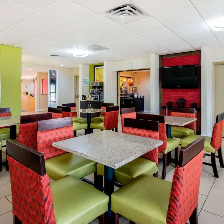 La Quinta Inn & Suites by Wyndham Elkview - Charleston NE
