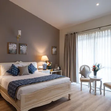 King's Cliff Hotels near Government Botanical Garden