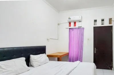 Pondok Gede Dkost Syariah Mitra RedDoorz Hotels near Rawa Lele